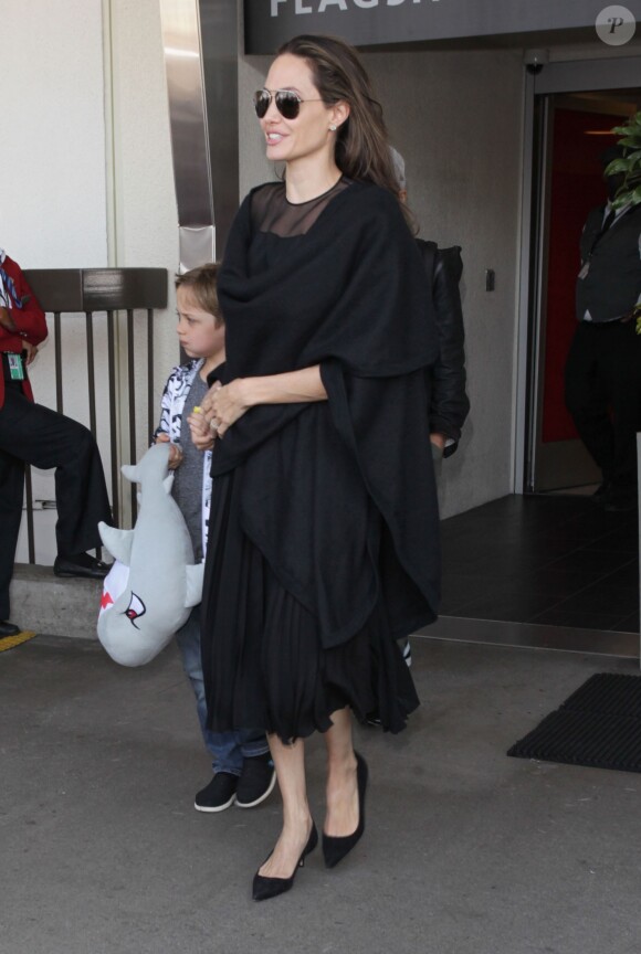 Angelina Jolie arrive à l'aéroport de Los Angeles avec ses fils Knox et Maddox en provenance de New York, le 20 juin 2016.