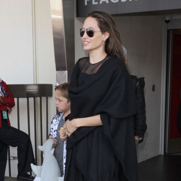 Angelina Jolie arrive à l'aéroport de Los Angeles avec ses fils Knox et Maddox en provenance de New York, le 20 juin 2016.