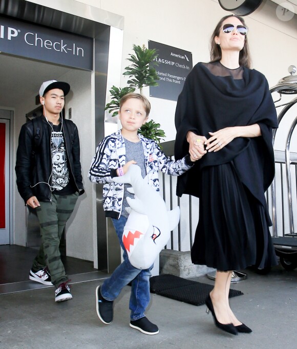 Angelina Jolie arrive à l'aéroport de Los Angeles avec ses fils Knox et Maddox en provenance de New York, le 20 juin 2016.