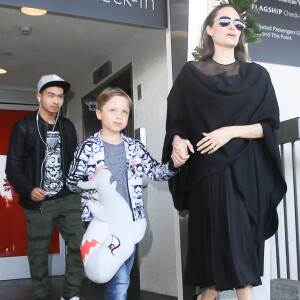 Angelina Jolie arrive à l'aéroport de Los Angeles avec ses fils Knox et Maddox en provenance de New York, le 20 juin 2016.