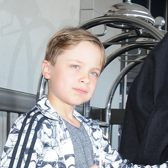 Angelina Jolie arrive à l'aéroport de Los Angeles avec ses fils Knox et Maddox en provenance de New York, le 20 juin 2016.