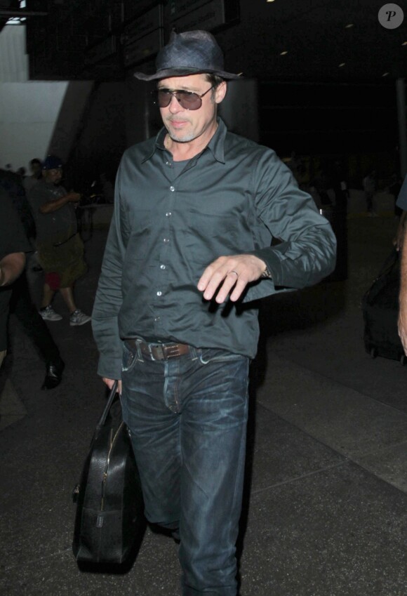 Brad Pitt arrive à l'aéroport de Los Angeles, en provenance de France, après avoir assisté aux 24 heures du Mans, le 21 juin 2016.
