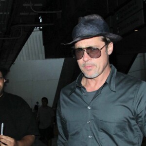 Brad Pitt arrive à l'aéroport de Los Angeles, en provenance de France, après avoir assisté aux 24 heures du Mans, le 21 juin 2016.