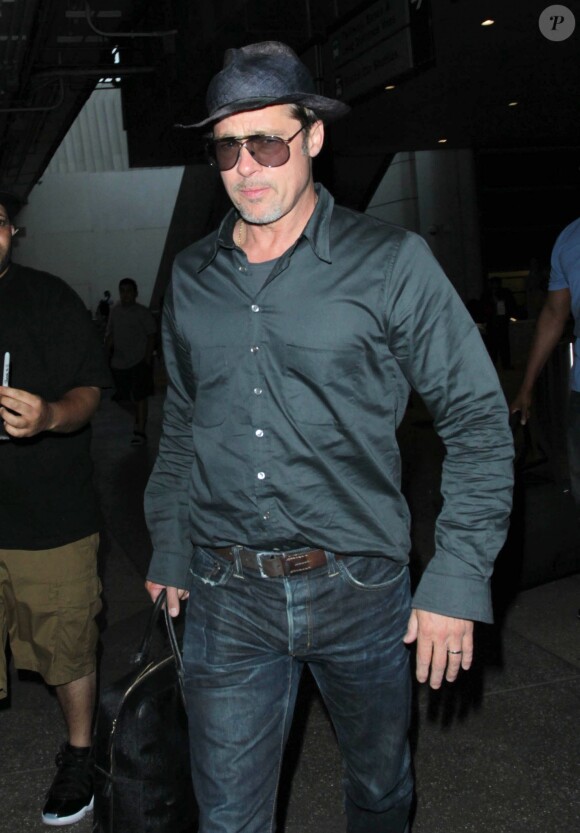 Brad Pitt arrive à l'aéroport de Los Angeles, en provenance de France, après avoir assisté aux 24 heures du Mans, le 21 juin 2016.