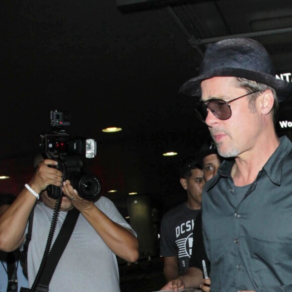 Brad Pitt arrive à l'aéroport de Los Angeles, en provenance de France, après avoir assisté aux 24 heures du Mans, le 21 juin 2016.