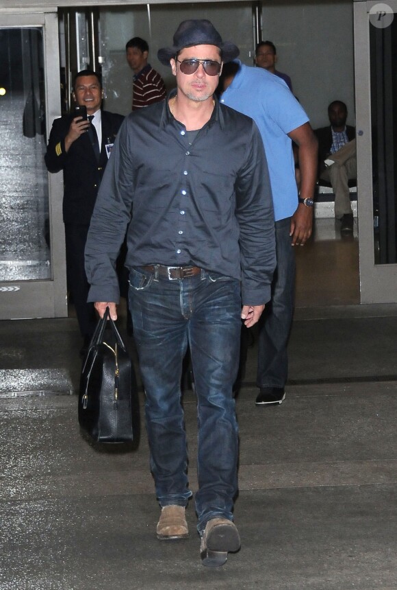 Brad Pitt arrive à l'aéroport de Los Angeles, en provenance de France, après avoir assisté aux 24 heures du Mans, le 21 juin 2016.