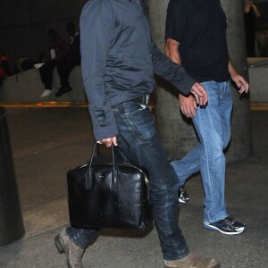 Brad Pitt arrive à l'aéroport de Los Angeles, en provenance de France, après avoir assisté aux 24 heures du Mans, le 21 juin 2016.