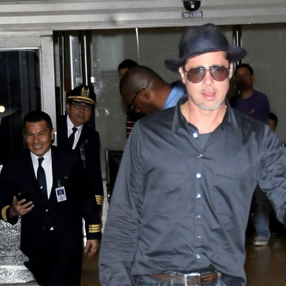 Brad Pitt arrive à l'aéroport de Los Angeles, en provenance de France, après avoir assisté aux 24 heures du Mans, le 21 juin 2016.