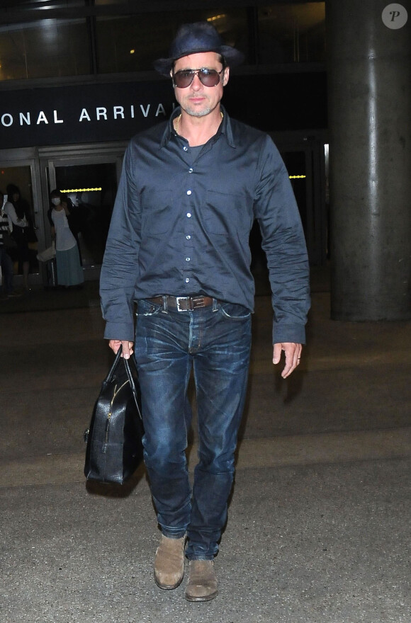 Brad Pitt arrive à l'aéroport de Los Angeles, en provenance de France, après avoir assisté aux 24 heures du Mans, le 21 juin 2016.