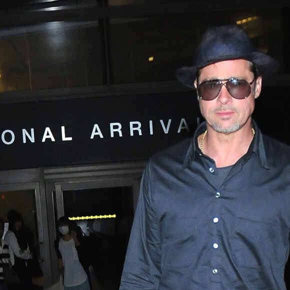 Brad Pitt arrive à l'aéroport de Los Angeles, en provenance de France, après avoir assisté aux 24 heures du Mans, le 21 juin 2016.