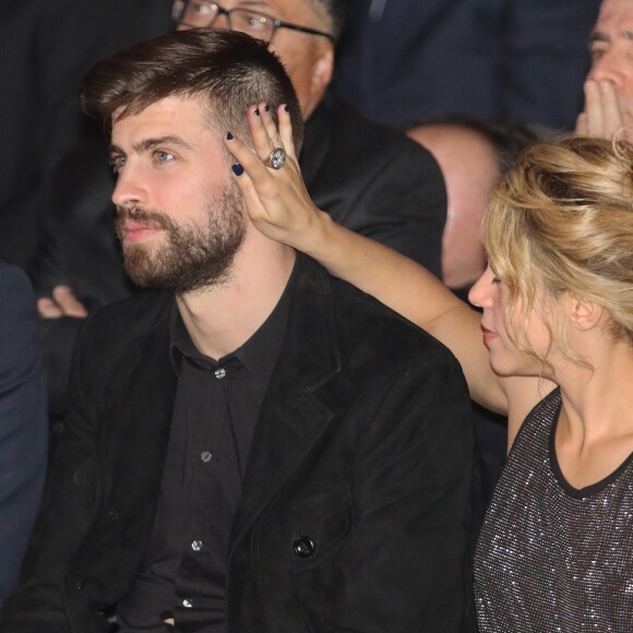 Gerard Piqué reçoit le prix du meilleur athlète catalan lors d'une cérémonie à Barcelone le 25 janvier 2016. Sa compagne, la chanteuse Shakira était à ses côtés