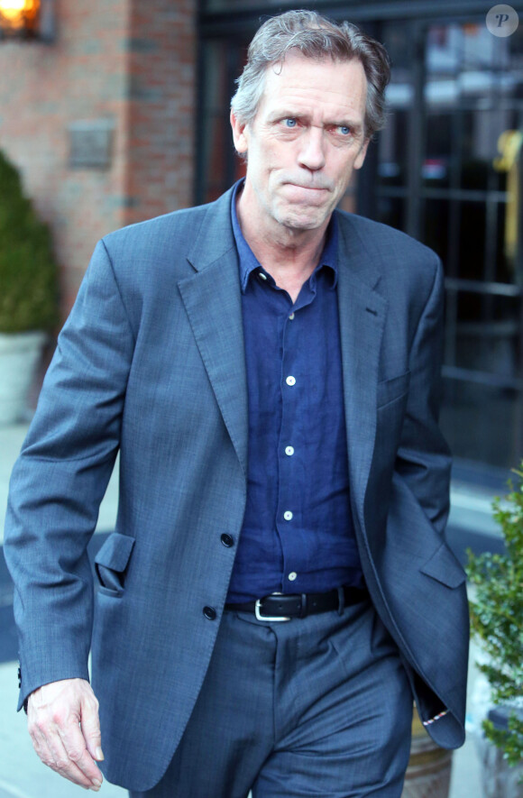 Hugh Laurie se promène dans les rues de New York, le 12 avril 2016