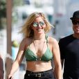 Ellie Goulding se promène avec des amis après avoir fait un tour en bateau à Miami, le 27 avril 2016.