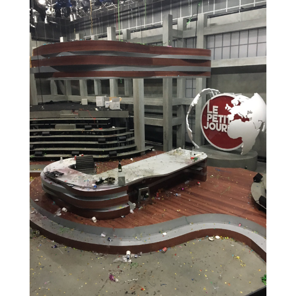 Le plateau du Petit Journal après la dépendaison de crémaillère de Yann Barthès, le 23 juin 2016.