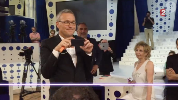 Les beaux adieux de Léa Salamé dans "On n'est pas couché" sur France 2. Le 25 juin 2016.