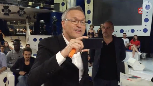 Les beaux adieux de Léa Salamé dans "On n'est pas couché" sur France 2. Le 25 juin 2016.