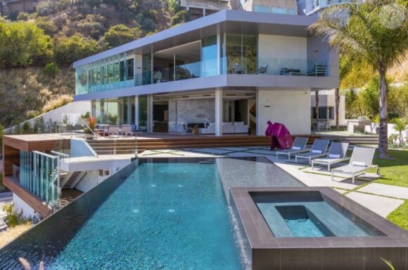 La villa de Brittany Murphy a entièrement été refaite et est aujourd'hui remise en vente pour la modique somme de 18,4 millions de dollars.