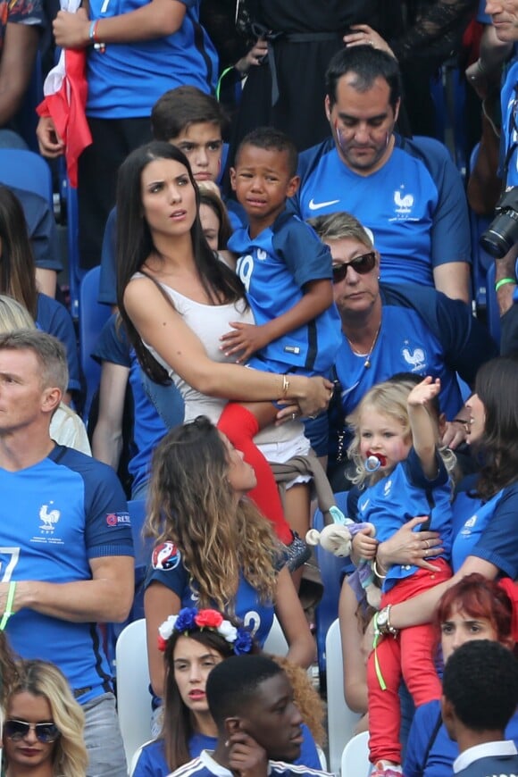 Ludivine Sagna (la femme de Bacary Sagna) et son fils lors du match des 8ème de finale de l'UEFA Euro 2016 France-Irlande au Stade des Lumières à Lyon, France le 26 juin 2016. © Cyril Moreau/Bestimage
