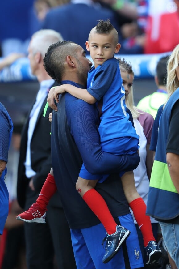 Dimitri Payet avec son fils Noa lors du match des 8ème de finale de l'UEFA Euro 2016 France-Irlande au Stade des Lumières à Lyon, France le 26 juin 2016. © Cyril Moreau/Bestimage