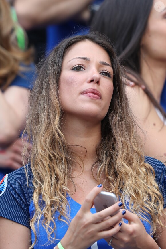 Spielerfrau Ludivine Sagna et Morgan Schneiderlin s girlfriend Camille Sold  CELEBRITES : France vs