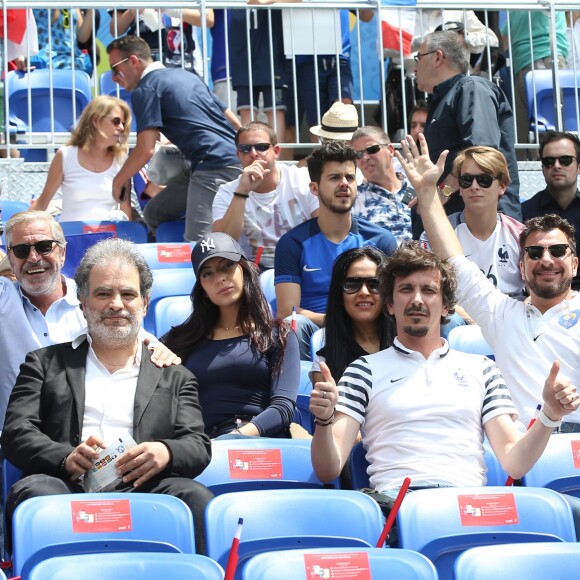 Patrick Chesnais, Jean-Claude Darmon, Raphaël Mezrahi, Arnaud Tsamere, Michaël Youn, Yamina Benguigui lors du match des 8ème de finale de l'UEFA Euro 2016 France-Irlande au Stade des Lumières à Lyon, France le 26 juin 2016. © Cyril Moreau/Bestimage