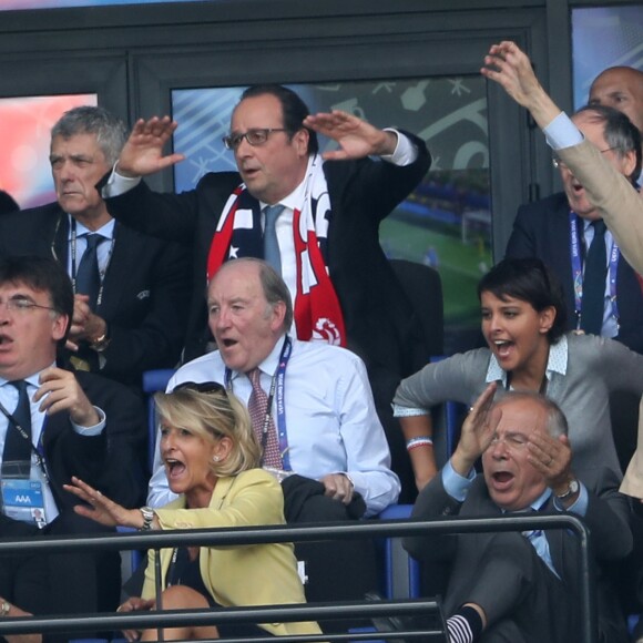 Le président François Hollande, le président de la Fédération Française de Football (FFF), Noël Le Graët, le président de l'Assemblée Nationale Claude Bartolone et la ministre de l'éducation nationale, de l'enseignement supérieur et de la recherche, Najat Vallaud-Belkacem lors du match des 8ème de finale de l'UEFA Euro 2016 France-Irlande au Stade des Lumières à Lyon, France le 26 juin 2016. © Cyril Moreau/Bestimage