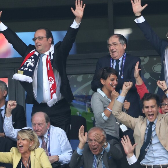 Le président François Hollande, le président de la Fédération Française de Football (FFF), Noël Le Graët, le président de l'Assemblée Nationale Claude Bartolone, le secrétaire d'État chargé des Sports, Thierry Braillard et la ministre de l'éducation nationale, de l'enseignement supérieur et de la recherche, Najat Vallaud-Belkacem lors du match des 8ème de finale de l'UEFA Euro 2016 France-Irlande au Stade des Lumières à Lyon, France le 26 juin 2016. © Cyril Moreau/Bestimage