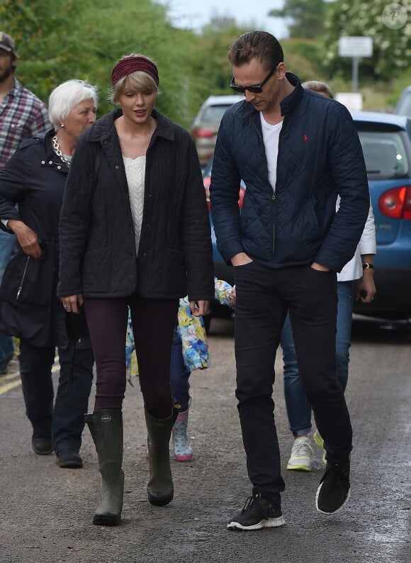 La chanteuse Taylor Swift et son nouveau compagnon Tom Hiddleston sont arrivés dans la famille de l'acteur. Après une rencontre avec la maman de l'acteur, le couple s'est promené sur la plage de Suffolk, le 26 juin 2016.