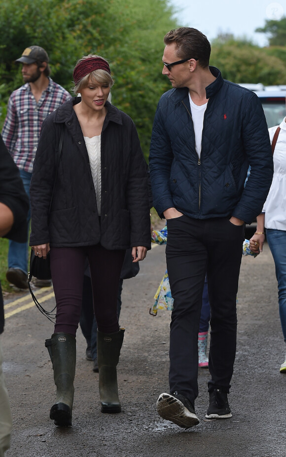 Taylor Swift et son nouveau compagnon Tom Hiddleston sont arrivés dans la famille de l'acteur. Après une rencontre avec la maman de l'acteur, le couple s'est promené sur la plage de Suffolk, le 26 juin 2016.