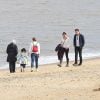 Taylor Swift et son nouveau compagnon Tom Hiddleston sont arrivés dans la famille de l'acteur. Après une rencontre avec la maman de l'acteur, le couple s'est promené sur la plage de Suffolk, le 26 juin 2016.