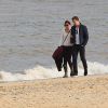 Taylor Swift et son nouveau compagnon Tom Hiddleston sont arrivés dans la famille de l'acteur. Après une rencontre avec la maman de l'acteur, le couple s'est promené sur la plage de Suffolk, le 26 juin 2016.
