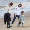 Taylor Swift avec des proches de Tom Hiddleston sur la plage de Suffolk, le 26 juin 2016.