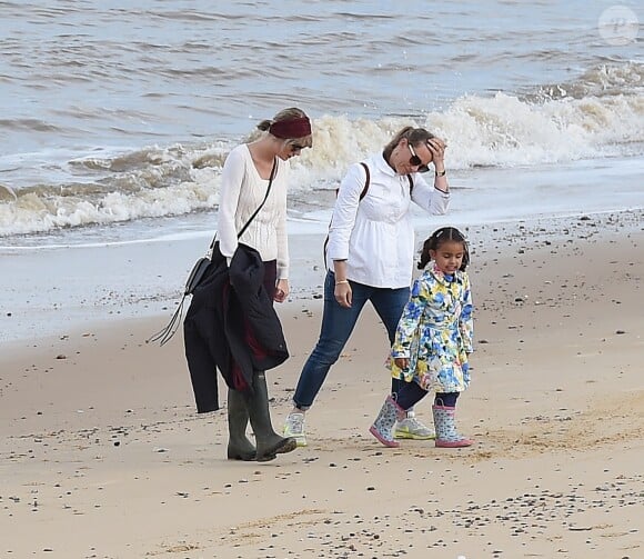 Taylor Swift avec des proches de Tom Hiddleston sur la plage de Suffolk, le 26 juin 2016.