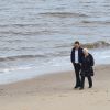 Taylor Swift et son nouveau compagnon Tom Hiddleston sont arrivés dans la famille de l'acteur. Après une rencontre avec la maman de l'acteur, le couple s'est promené sur la plage de Suffolk, le 26 juin 2016.