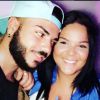 Sarah Fraisou des "Anges 8" souriante au côté de son petit ami Malik