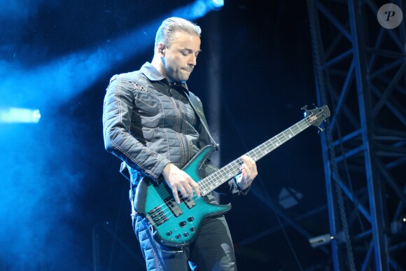 Christopher Wolstenholme - Matthew Bellamy et son groupe Muse en concert dans la Fan Zone de la Tour Eiffel, à Paris, le 28 juin 2016. © Lise Tuillier