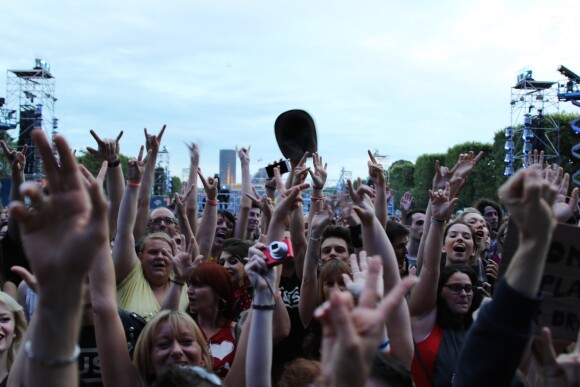 Matthew Bellamy et son groupe Muse en concert dans la Fan Zone de la Tour Eiffel, à Paris, le 28 juin 2016. © Lise Tuillier
