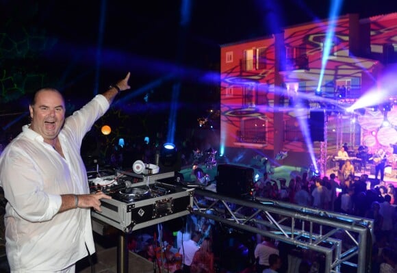 Le DJ du Byblos, Jack E. - People à la soirée "Summer Party" au club Le Byblos à Saint-Tropez. Le 16 juillet 2015