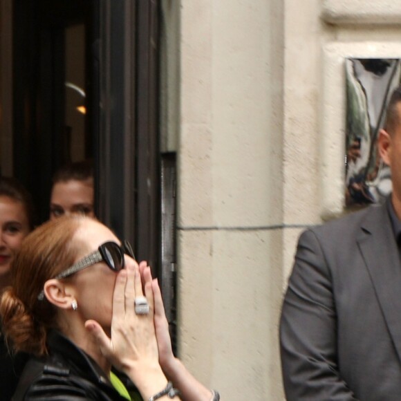 Céline Dion quitte son hôtel et salue ses fans à Paris le 28 juin 2016.