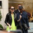 Céline Dion quitte son hôtel et salue ses fans à Paris le 28 juin 2016.