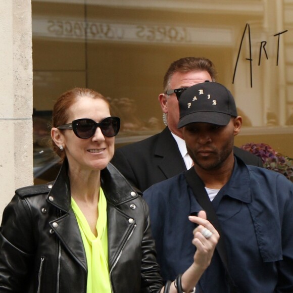 Céline Dion quitte son hôtel et salue ses fans à Paris le 28 juin 2016.