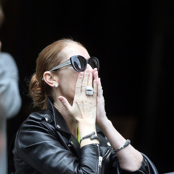 Céline Dion quitte son hôtel et salue ses fans à Paris le 28 juin 2016.