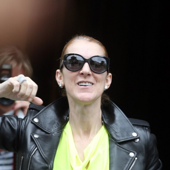 Céline Dion quitte son hôtel et salue ses fans à Paris le 28 juin 2016.