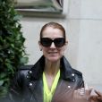 Céline Dion quitte son hôtel et salue ses fans à Paris le 28 juin 2016.