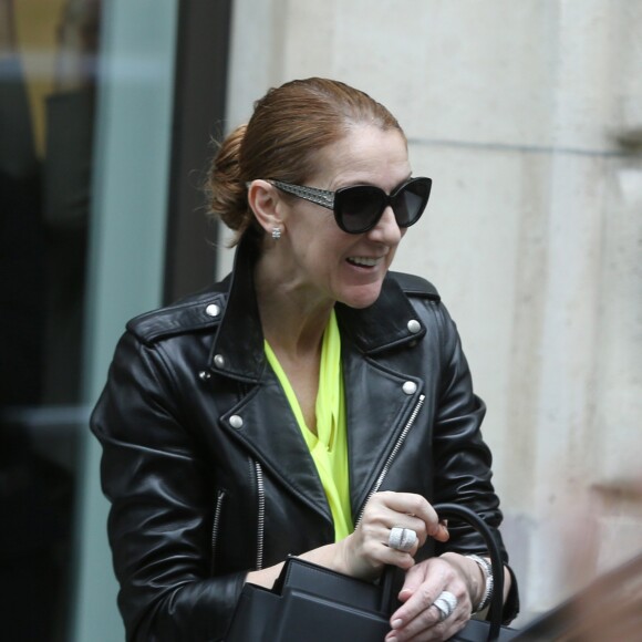 Céline Dion quitte son hôtel et salue ses fans à Paris le 28 juin 2016.