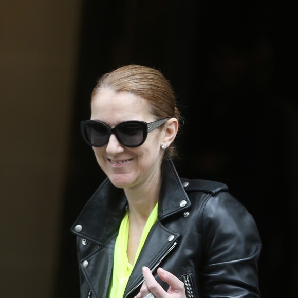 Céline Dion quitte son hôtel et salue ses fans à Paris le 28 juin 2016.