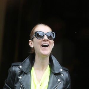 Céline Dion quitte son hôtel et salue ses fans à Paris le 28 juin 2016.