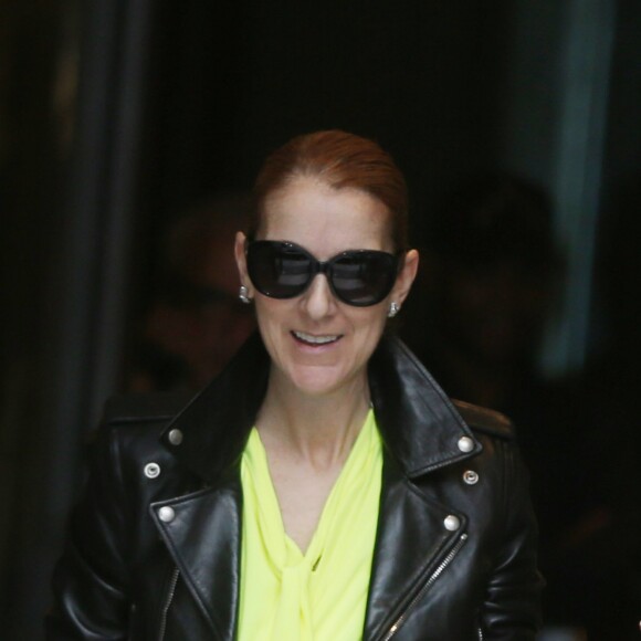 Céline Dion quitte son hôtel et salue ses fans à Paris le 28 juin 2016.