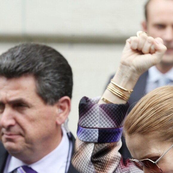 Céline Dion salue ses fans devant son hôtel à Paris le 29 juin 2016.