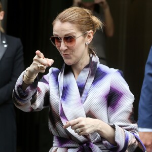 Céline Dion salue ses fans devant son hôtel à Paris le 29 juin 2016.